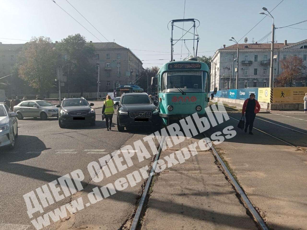 В Днепре на перекрестке проспектов Гагарина и Дмитрия Яворницкого сегодня, 8 октября, автомобиль Volvo врезался в трамвай №1. Видео момента ДТП. Новости Днепра