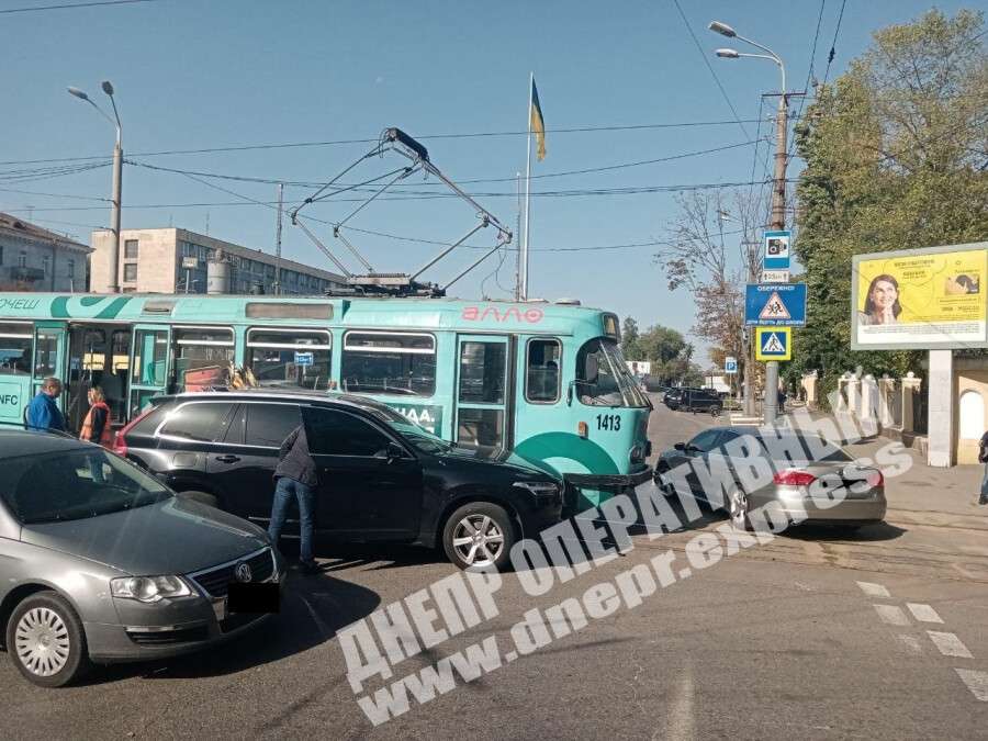 В Днепре на проспекте Гагарина Volvo врезался в трамвай: движение затруднено. Видео момента ДТП. Новости Днепра