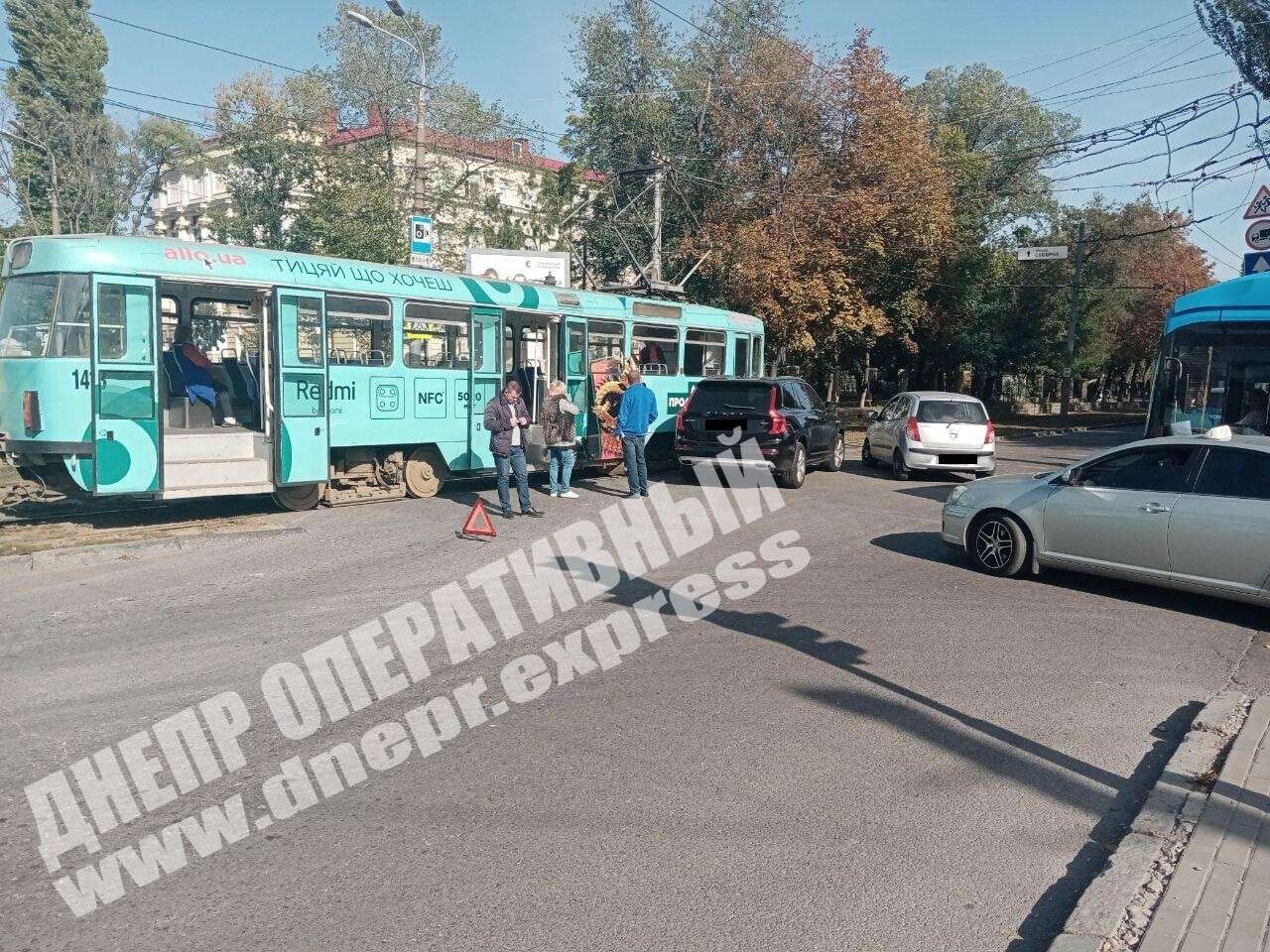 В Днепре на перекрестке проспектов Гагарина и Дмитрия Яворницкого сегодня, 8 октября, автомобиль Volvo врезался в трамвай №1. Видео момента ДТП. Новости Днепра
