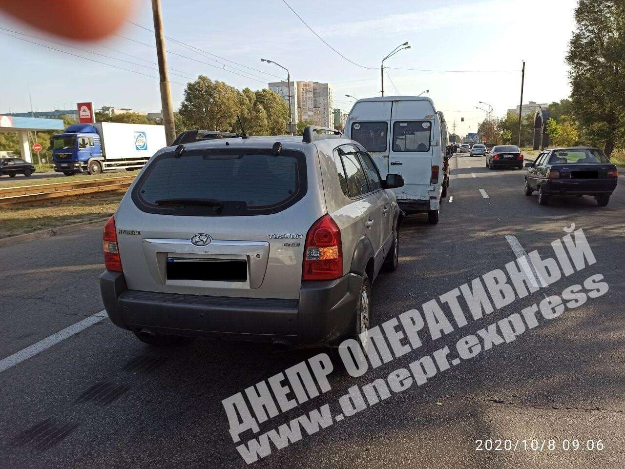 В Днепре на Донецком шоссе сегодня, 8 октября, произошло ДТП с участием легкового автомобиля Hyundai Tucson и двух микроавтобусов: Mercedes и Volkswagen. Видео момента ДТП. НоВОСТИ дНЕПРА