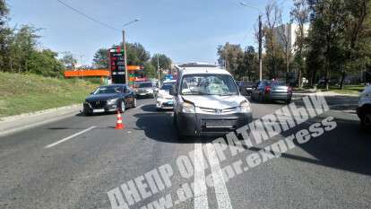 В Днепре на Космической пешеход бросился под колеса Peugeot: мужчину забрала скорая. Фото. Новости Днепра