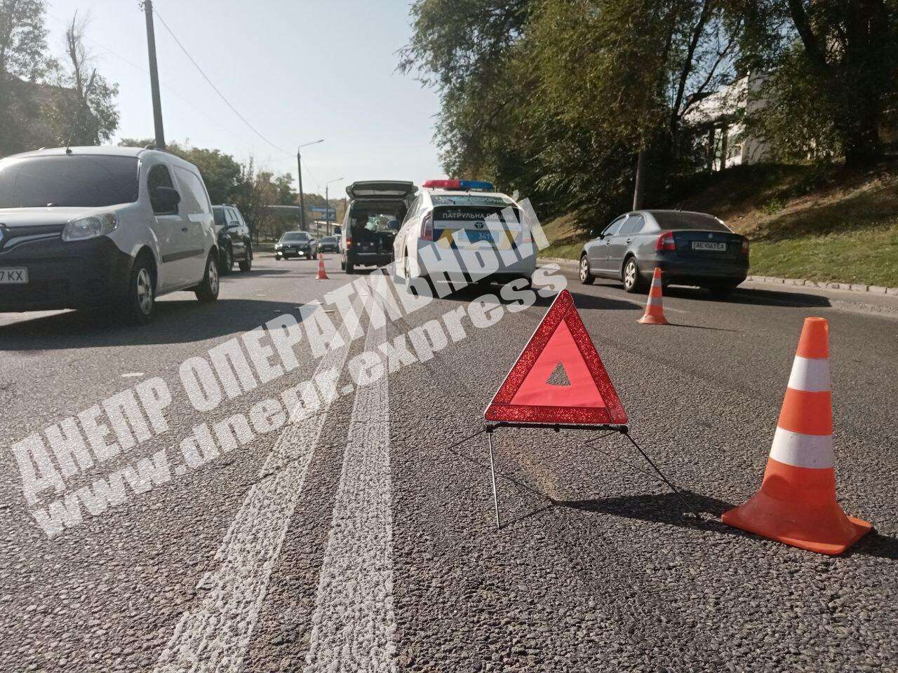 В Днепре на улице Космическая автомобиль Peugeot сбил мужчину, который перебегал дорогу в неположенном месте. Новости Днепра