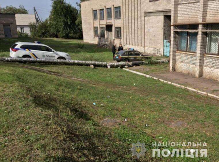 Под Днепром 18-летний парень ударил полицейского ножом в живот.jpg