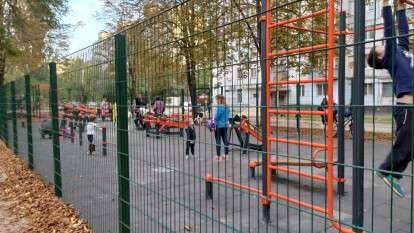 В Днепре горожане уже портят обновленную аллею: фото