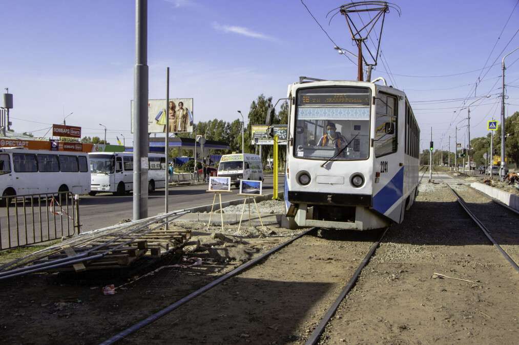 В Днепре на перекрестке Донецкого шоссе и ул. Шолохова строят трамвайные платформы с остановками: фото