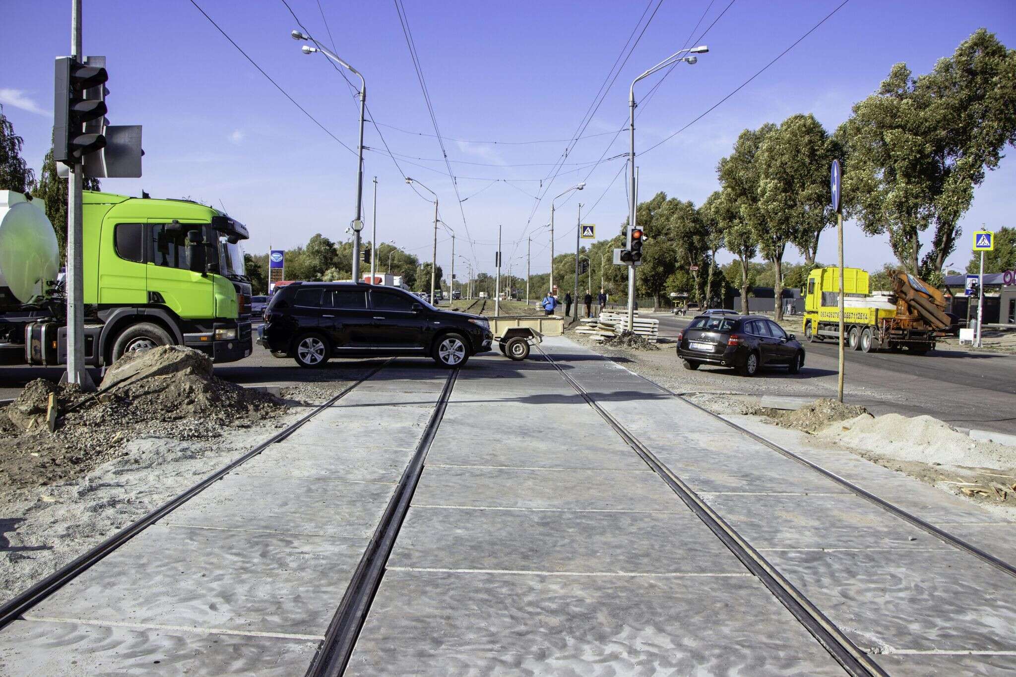 В Днепре на перекрестке Донецкого шоссе и ул. Шолохова строят трамвайные платформы с остановками: фото