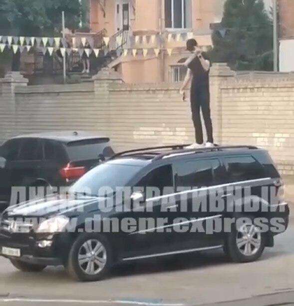 В Днепре пьяный подросток танцевал на крыше иномарки перед входом в школу. Видео. Новсти Днепра
