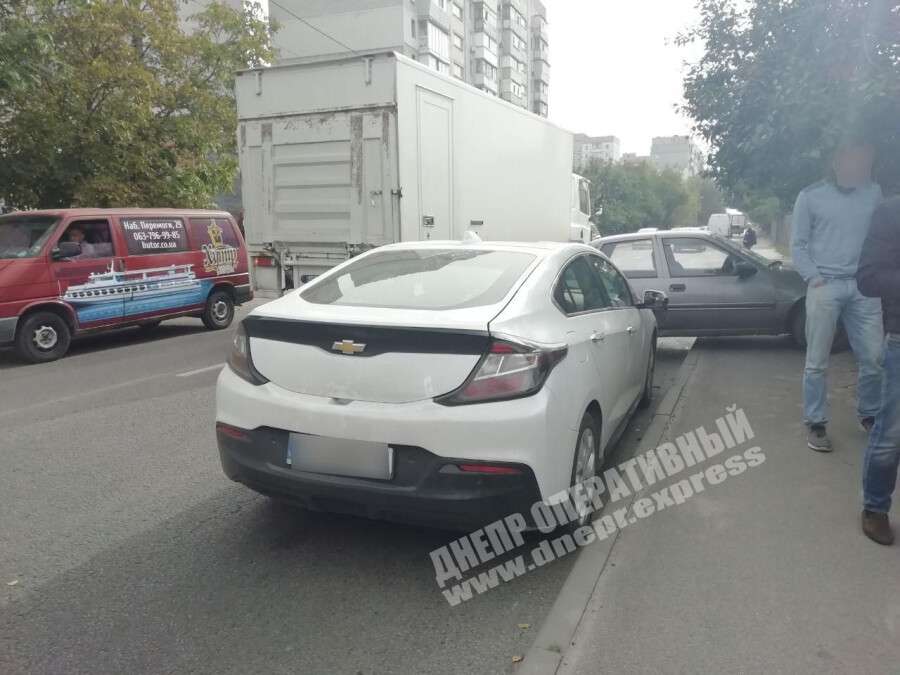 В Днепре на улице Янтарной Chevrolet врезался в Opel