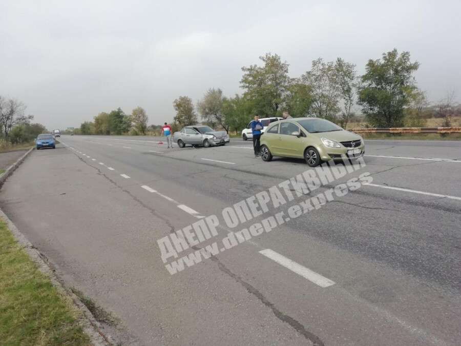 Недалеко от Днепра на Полтавском шоссе Lada врезалась в Opel