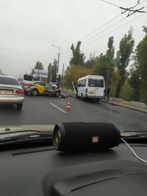 В Днепре на Новом мосту такси столкнулось с маршруткой: есть пострадавшие (фото)