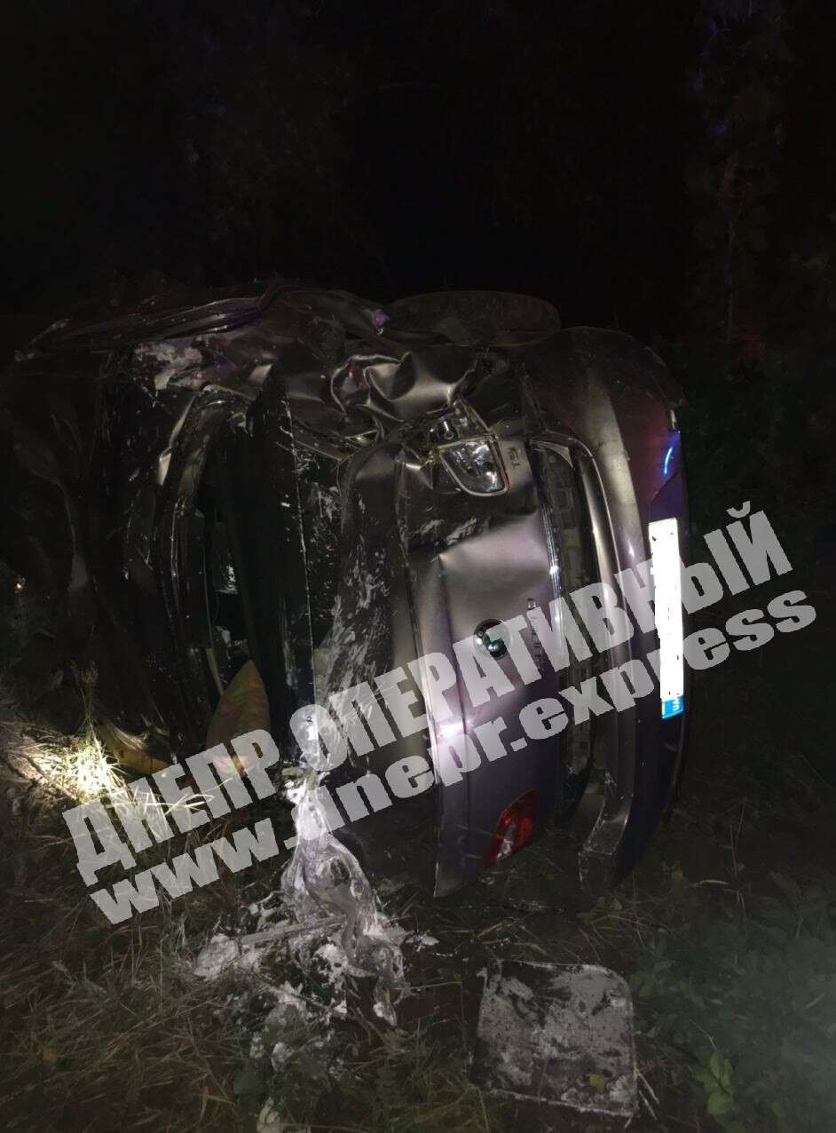 В Днепре перевернулась легковушка: водитель погиб, пассажиры пострадали (фото)