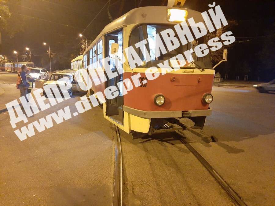 В Днепре столкнулись трамвай и "ВАЗ": водитель легковушки сбежал, оставив травмированных пассажиров (фото)