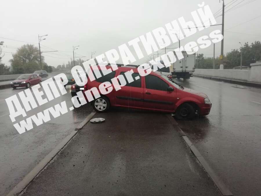 В Днепре на Слобожанском столкнулись "Renault" и "Toyota": одну из иномарок "выкинуло" на виадук (фото)