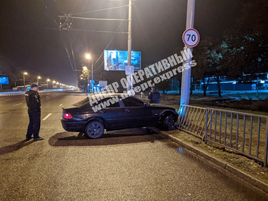В Днепре на Запорожском шоссе BMW влетел в ограждение