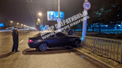 В Днепре на Запорожском шоссе BMW влетел в ограждение