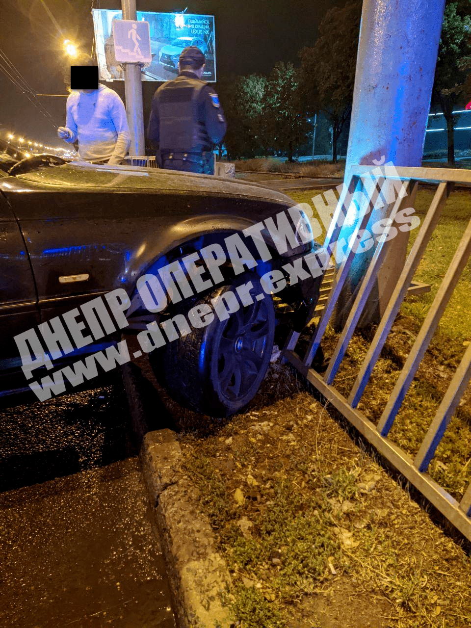В Днепре на Запорожском шоссе BMW влетел в ограждение. Новости Днепра