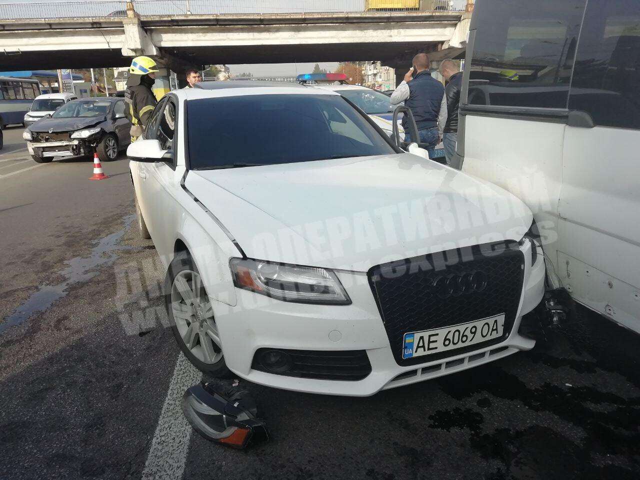 В Днепре на Слобожанском Audi "влетел" в микроавтобус: есть пострадавшие (видео момента ДТП)
