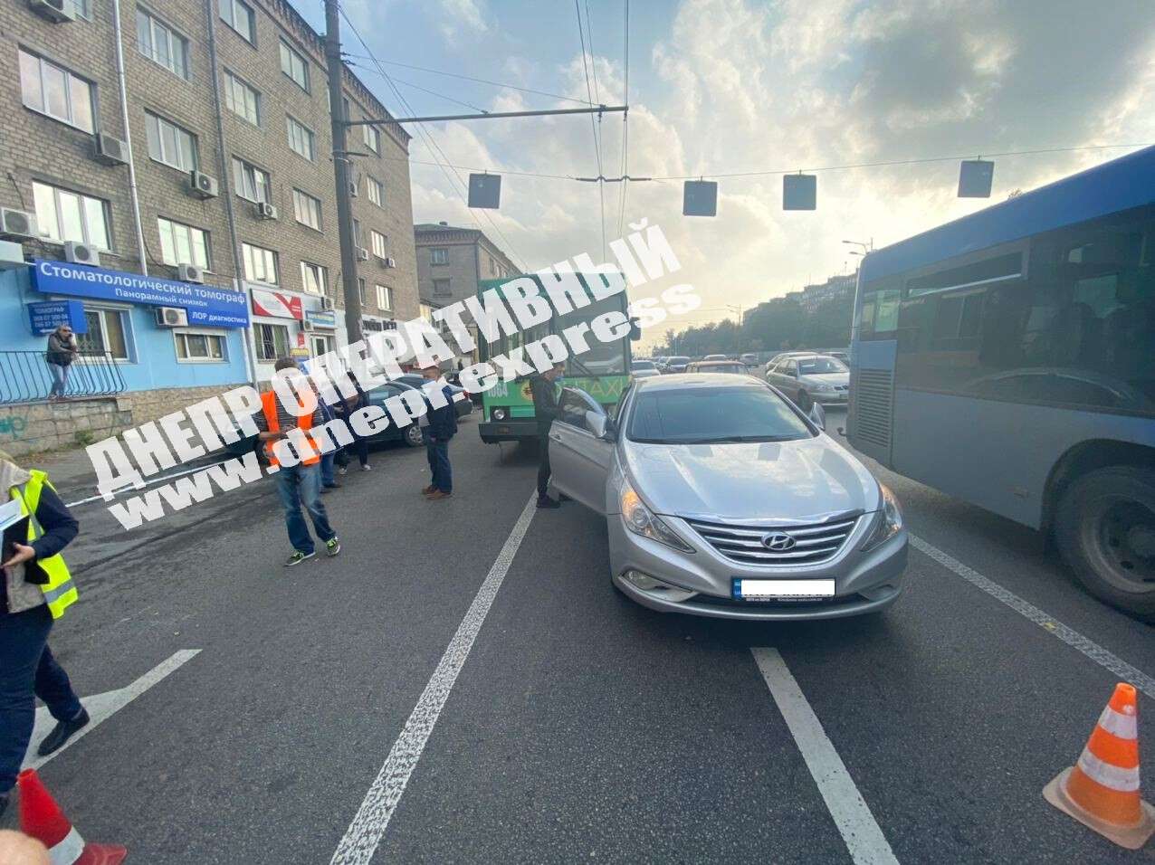 В Днепре троллейбус «догнал» Hyundai: фото