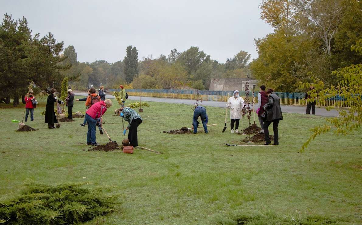 Днепр - цветущий: на жилых массивах Покровский и Красный камень высадили 70 молодых деревьев