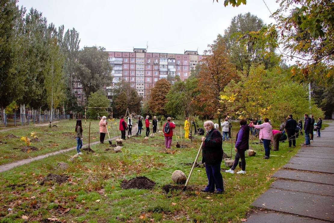Днепр - цветущий: на жилых массивах Покровский и Красный камень высадили 70 молодых деревьев