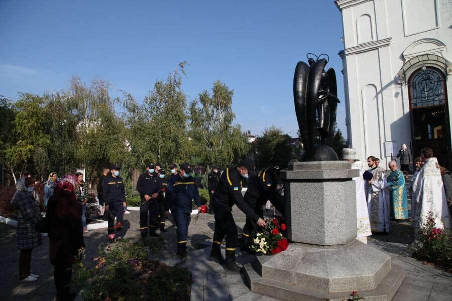 В Днепре почтили память жертв трагедии в результате взрыва газа в жилом доме на улице Мандрыковской: фото