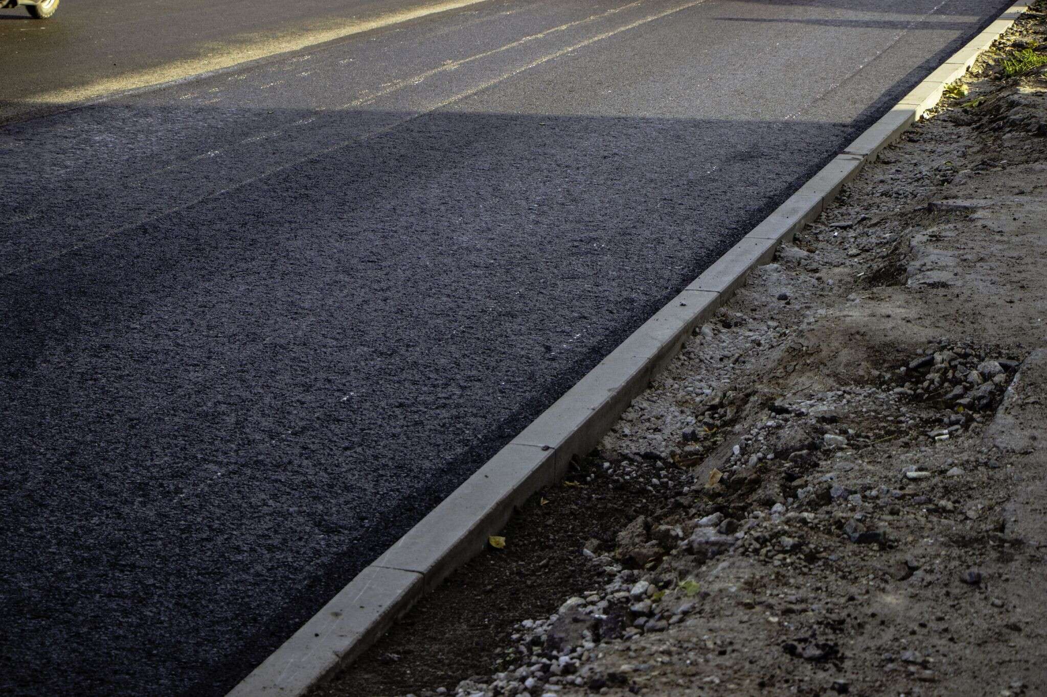 В Днепре на ж/м Игрень заканчивают ремонт магистральной дороги: фото