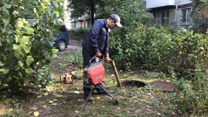 В Днепре на Гладкова прочистили канализацию с помощью электрического оборудования