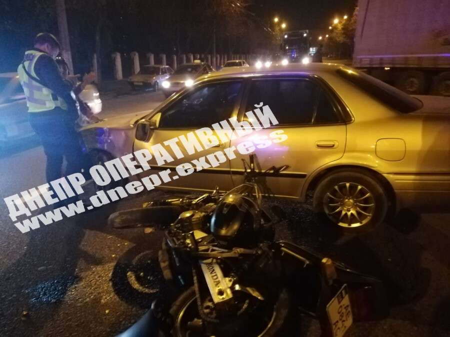 В Днепре водитель иномарки сбил мотоциклиста: пострадавшего госпитализировали (фото)