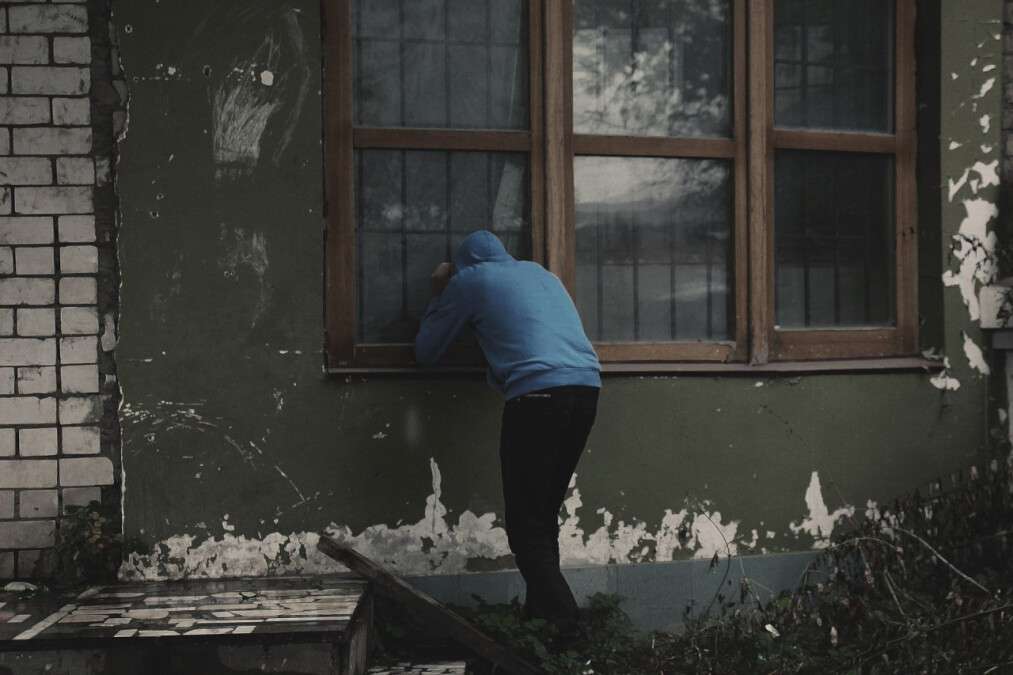 Под Днепром мужчина несколько месяцев пугал людей, заглядывая в чужие окна: видео