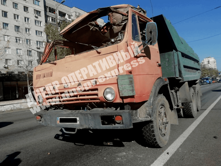 В Днепре на Слобожанском проспекте манипулятор повредил стрелой провода и "зацепил" несколько машин