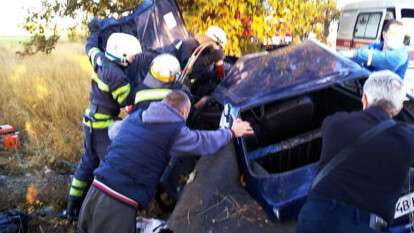 Под Днепром "Таврия" врезалась в дерево: водителя вырезали из автомобиля