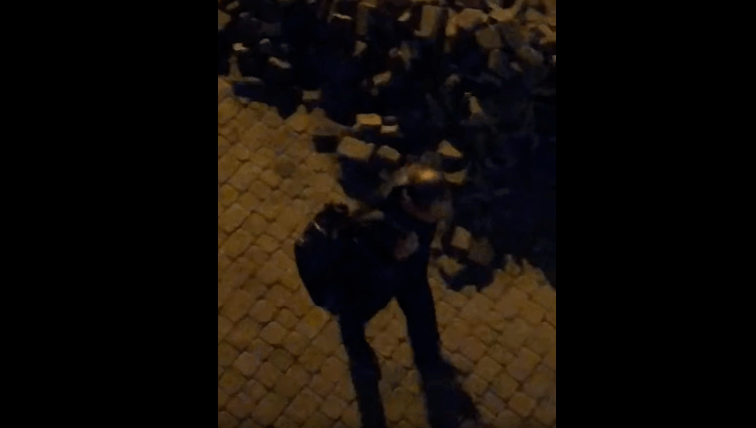 В Днепре на улице 20-летия Победы предприимчивый мужчина воровал тротуарную плитку