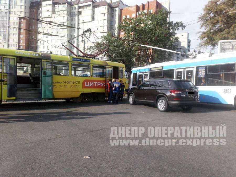 В Днепре на улице Святослава Хороброго Skoda влетела в трамвай