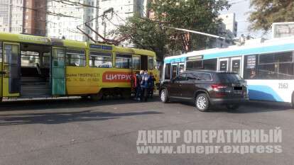 В Днепре на улице Святослава Хороброго Skoda влетела в трамвай