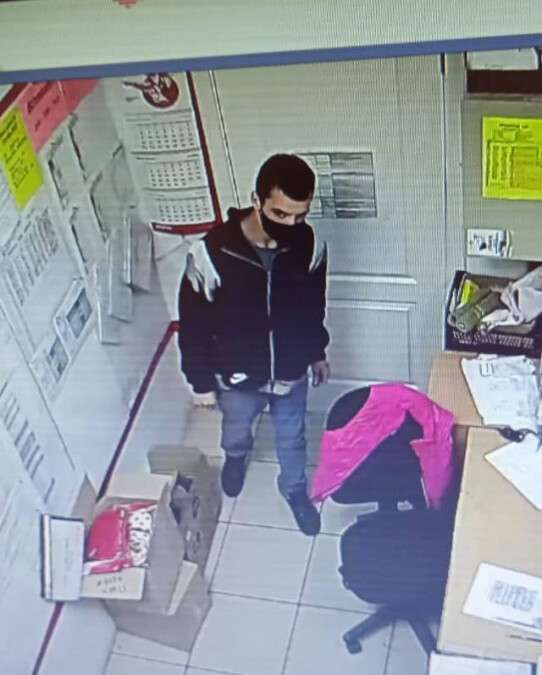 В Днепре мужчина залез в подсобку и ограбил сотрудницу магазина