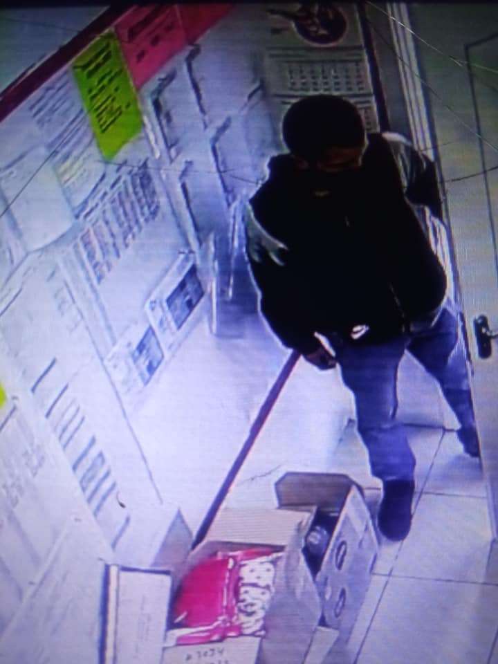 В Днепре мужчина залез в подсобку и ограбил сотрудницу магазина. Новости Днепра
