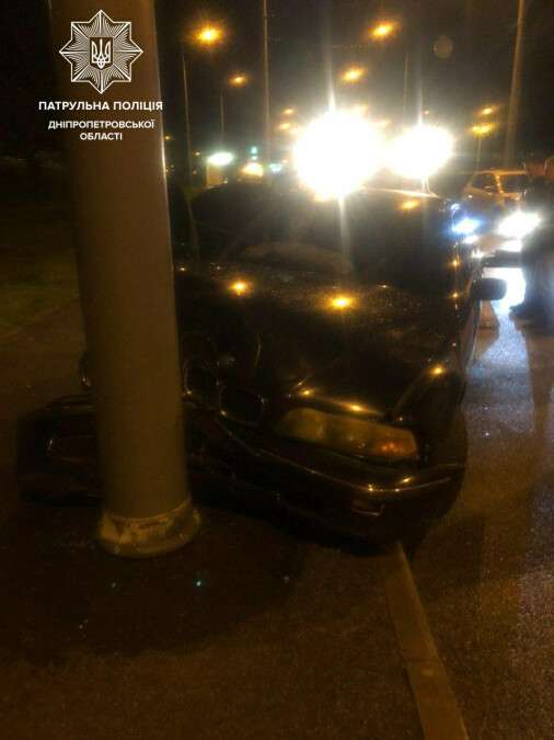 В Днепре на Маршала Малиновского пьяный водитель BMW врезался в электроопору