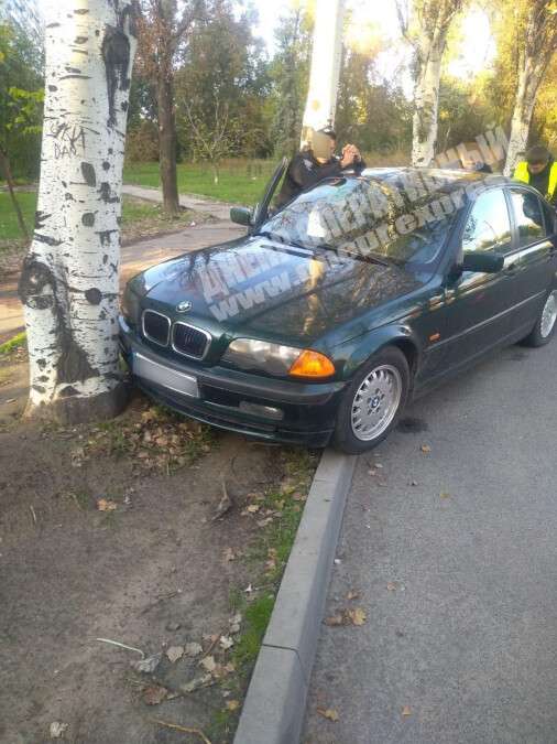 В Днепре водитель BMW на скорости влетел на бордюр и чуть не врезался в дерево