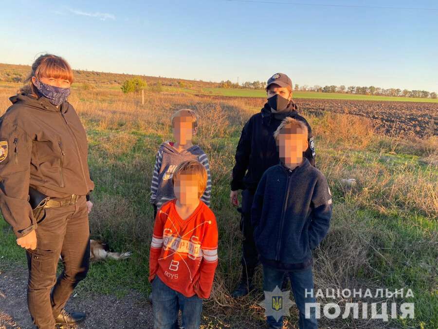 Под Днепром трое малолетних детей шли пешком в Запорожье: подробности