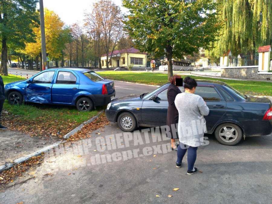 В Днепре столкнулись ВАЗ и Dacia: фото