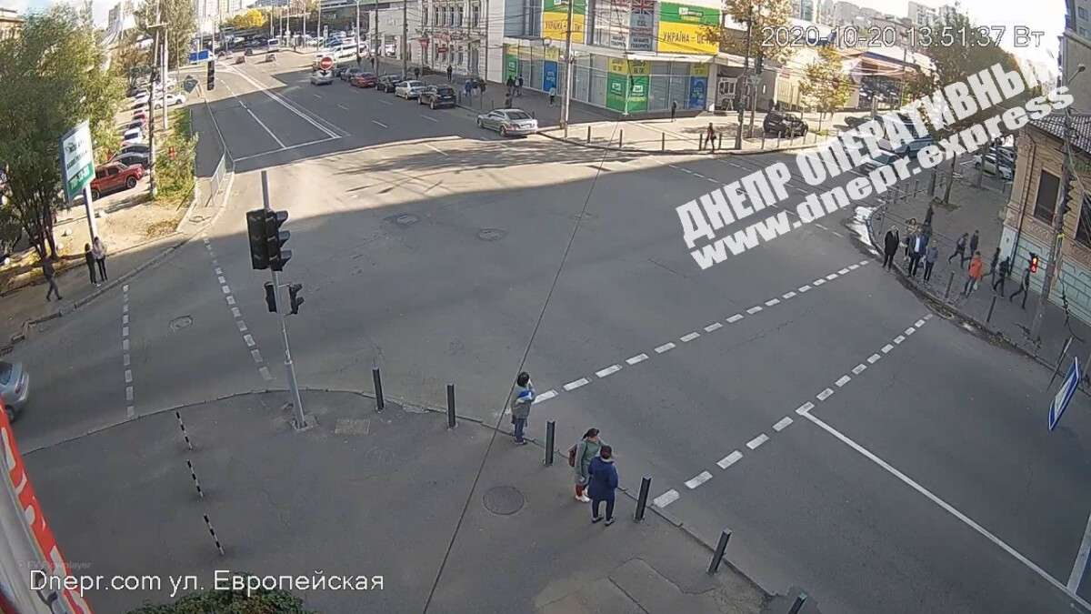 В центре Днепра автохам припарковался у офиса "Слуг народа" на тротуаре: видео