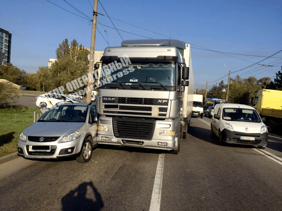 В Днепре на Набережной Победы грузовик врезался в Suzuki