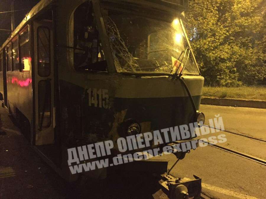 В Днепре на Любарского фура врезалась в трамвай: фото