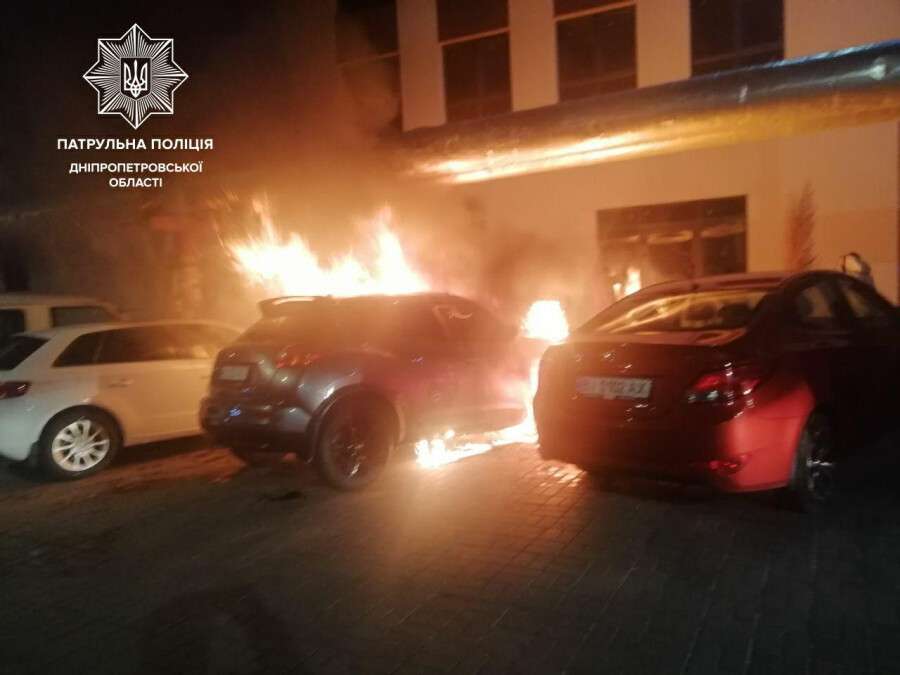 В Днепре загорелся Nissan: огонь перекинулся на соседние автомобили
