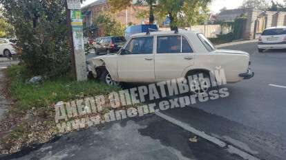 В Днепре на Сечевых Стрельцов ВАЗ врезался в столб: фото