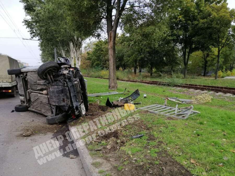 В Днепре на Запорожском шоссе Volkswagen влетел в ограждение и перевернулся: пострадала девушка