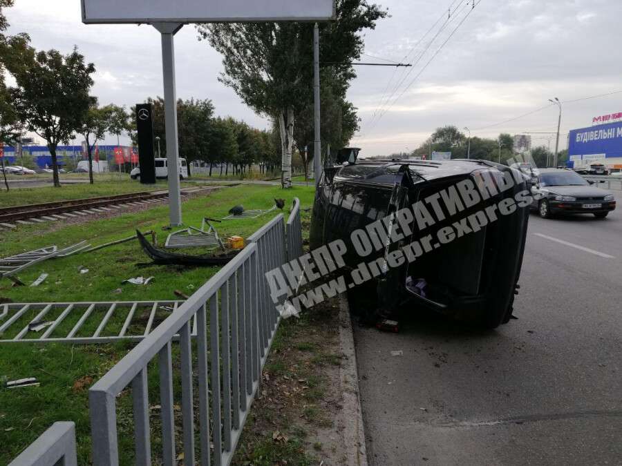 В Днепре на Запорожском шоссе Volkswagen влетел в ограждение и перевернулся