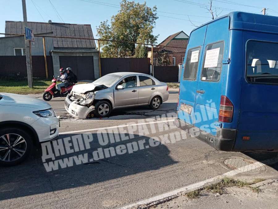 В Днепре на Яснополянской Chevrolet врезался в маршрутку: фото
