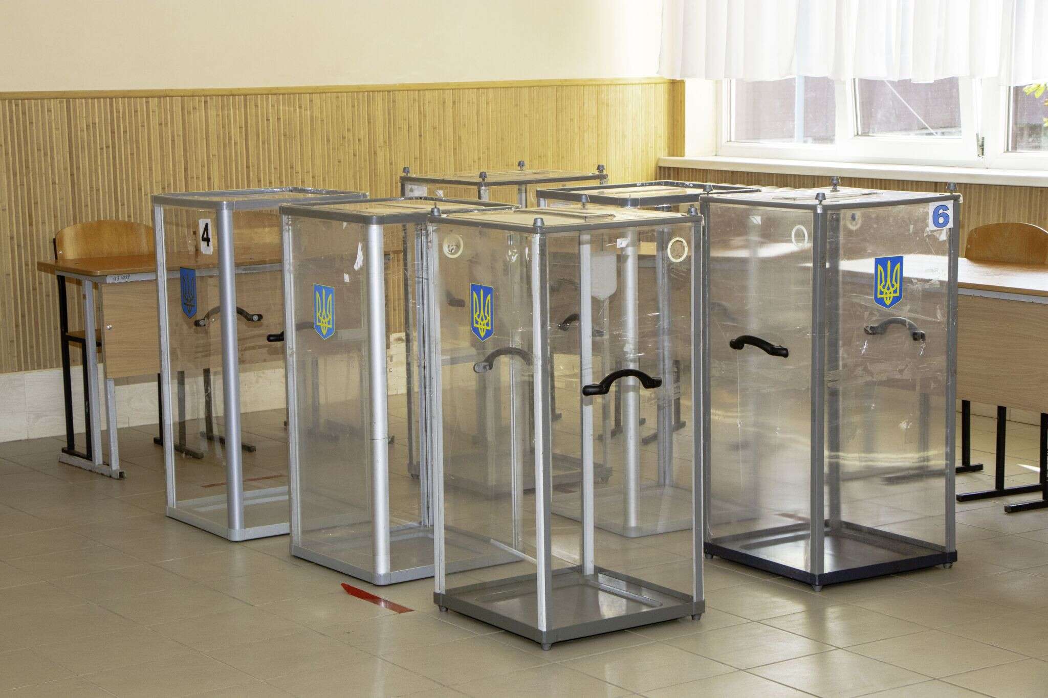 В Днепре продолжаю проверять готовность участковые избирательные комиссии к проведению местных выборов в условиях карантина: фото