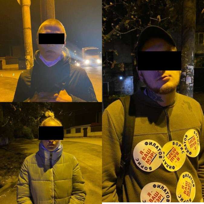 Расклеивали фальшивые агитки в «день тишины»: полиции удалось задержать подручных Краснова (фото, видео)